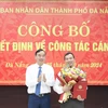 Chủ tịch UBND thành phố Lê Trung Chinh (trái) trao quyết định, tặng hoa chúc mừng tân Giám đốc Sở Nội vụ kiêm Chủ tịch UBND huyện Hoàng Sa, ông Nguyễn Hữu Lợi. (Ảnh: Báo Đà Nẵng)