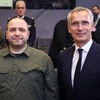 Bộ trưởng Quốc phòng Ukraine Rustem Umerov (trái, phía trước) trong cuộc gặp Tổng thư ký NATO Jens Stoltenberg (phải) tại Brussels, Bỉ. (Ảnh: AFP/TTXVN)