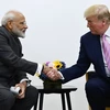 Thủ tướng Ấn Độ Narendra Modi (trái) và Tổng thống Mỹ Donald Trump tại cuộc hội đàm bên lề Hội nghị thượng đỉnh G20 ở Osaka, Nhật Bản ngày 28/6/2019. (Ảnh: AFP/TTXVN)