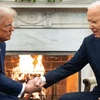 Tổng thống Joe Biden gặp Tổng thống đắc cử Donald Trump tại Phòng Bầu dục của Nhà Trắng ngày 13/11. (Ảnh: AP)