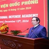 Thủ tướng Phạm Minh Chính chúc mừng cán bộ, giảng viên, học viên Học viện Quốc phòng. (Ảnh: Dương Giang/TTXVN)