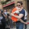 Ngôi sao Tom Cruise phủ nhận tin bỏ rơi con gái Suri