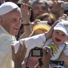 Giáo hoàng Francis cho một cậu bé tại Vatican (Nguồn: Telegraph)