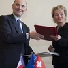 Bộ trưởng Tài chính Pháp Pierre Moscovici và người đồng cấp Thụy Sĩ Eveline Widmer-Schlumpf tại buổi ký thỏa thuận. (Nguồn: swissinfo.ch)