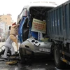 Xe tải chở gạo đè bẹp xe chở khách, 2 người tử vong