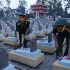Dâng hương, thắp nến tại nghĩa trang liệt sỹ Trường Sơn