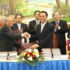 Hội Văn nghệ Dân gian tặng sách cho Văn phòng Quốc hội Lào