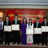 Trao bằng khen cho 5 học sinh đoạt giải Olympic Vật lý quốc tế