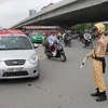 Hà Nội phạt tù lái xe taxi “hất” cảnh sát lên nắp capo