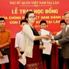 Trao học bổng của chính phủ cho con em Việt kiều Lào