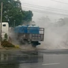 Xe chở hàng ngàn lít axit bốc cháy sau khi bị lật ở Đồng Nai