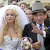 Cựu người mẫu Playboy Cathy Schmitz kết hôn với tỷ phú 82 tuổi