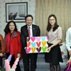 Đại sứ Việt Nam tại Hàn Quốc tặng quà cô dâu người Việt dịp Tết