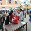 Lãnh sự danh dự Việt Nam ở Madagascar hỗ trợ nạn nhân bão lụt