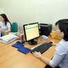 Phòng kế toán Công ty Viễn thông Hà Tĩnh đã sử dụng dịch vụ kê khai, nộp thuế điện tử trong thực hiện nghĩa vụ thuế. (Ảnh: Hoàng Hùng/TTXVN)