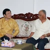 Chủ tịch nước Trương Tấn Sang thăm nguyên Chủ tịch nước, Chủ tịch Đảng Nhân dân Cách mạng Lào Khamtay Siphandone. (Ảnh: Nguyễn Khang/TTXVN)