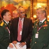 Thượng tướng Nguyễn Chí Vịnh, Thứ trưởng Bộ Quốc phòng Việt Nam (phải) tại phiên thảo luận chung đầu tiên. (Ảnh: Phóng viên TTXVN tại Singapore)