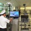 Kiểm tra hoạt động phòng chống dịch bệnh MERS-CoV tại sân bay quốc tế Tân Sơn Nhất. (Ảnh: An Hiếu/TTXVN)