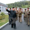 Nhà lãnh đạo Triều Tiên thăm trung tâm điều khiển vệ tinh mới vào ngày 3/5 vừa qua. (Ảnh: AFP/TTXVN)