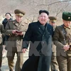 Nhà lãnh đạo Triều Tiên Kim Jong-Un (giữa) trong lần thị sát một nhà máy quốc phòng trên đảo Sin, tỉnh Kangwon. (Nguồn: AFP/TTXVN)