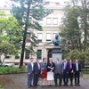 Đại sứ Trương Mạnh Sơn (thứ ba từ phải sang) cùng Thị trưởng thị trấn Chrastava Michal Canov tại nơi dự kiến sẽ dựng tượng đài Bác Hồ. (Ảnh: Quang Vinh/Vietnam+)