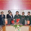 Đại tướng Phùng Quang Thanh, Ủy viên Bộ Chính trị, Bộ trưởng Bộ Quốc phòng Việt Nam và Thượng tướng Thường Vạn Toàn, Ủy viên Quốc vụ, Bộ trưởng Quốc phòng Trung Quốc thăm đồn Biên phòng Mường Khương (Ảnh: Trọng Đức/TTXVN)