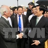 Chủ tịch nước Trương Tấn Sang với các kiều bào. (Ảnh: Nguyễn Khang/TTXVN)
