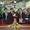 Ông Trương Chí Trung, Thứ trưởng Bộ Tài chính (bên phải) và Trưởng đại diện Văn phòng JICA Việt Nam tại một lễ ký Hiệp định giữa hai bên. (Ảnh: Trọng Đạt/TTXVN)