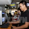 Hành khách mua vé tàu Tết Ất Mùi 2015 qua hệ thống bán vé điện tử tại Sài Gòn. (Ảnh: Hoàng Hải/TTXVN)
