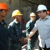 Phó Thủ tướng Hoàng Trung Hải thăm hỏi, động viên công nhân tại khu vực thi công hầm Đèo Cả. (Ảnh: Thế Lập/Vietnam+)