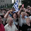 Người dân Hy Lạp tuần hành phản đối chính sách khắc khổ trước tòa nhà Quốc hội ở Athens ngày 29/6. (Ảnh: AFP/TTXVN)