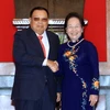 Phó Chủ tịch nước Nguyễn Thị Doan đón Phó Chủ tịch nước Lào Bounnhang Vorachith. (Ảnh: An Đăng/TTXVN ) 