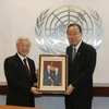 Tổng Bí thư Nguyễn Phú Trọng tặng bức ảnh cho Tổng Thư ký Liên hợp quốc Ban Ki-moon.(Ảnh : Trí Dũng/TTXVN) 