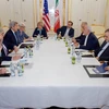 Quang cảnh cuộc họp giữa Ngoại trưởng Mỹ John Kerry (thứ 3, trái) và Ngoại trưởng Iran Mohammad Javad Zarif (thứ 3, phải) tại Vienna. (Nguồn: AFP/TTXVN) 
