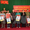 Trưởng ban Dân vận Trung ương Hà Thị Khiết cùng lãnh đạo tỉnh Hà Giang trao tặng quà cho 5 hộ gia đình chính sách ở Hà Giang. (Ảnh: Minh Tâm/TTXVN)