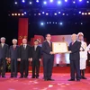 Tổng Bí thư Nguyễn Phú Trọng trao tặng Huân chương Hồ Chí Minh cho Tạp chí Cộng sản. (Ảnh: Trí Dũng/TTXVN) 