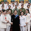 Phó Chủ tịch nước Nguyễn Thị Doan và các điển hình tiên tiến của lực lượng Công an nhân dân. (Ảnh: Doãn Tấn/TTXVN)