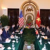 Phó Thủ tướng, Bộ trưởng Ngoại giao Phạm Bình Minh đón và hội đàm với Bộ trưởng Ngoại giao Hoa Kỳ John Kerry. (Ảnh: Thống Nhất/TTXVN)