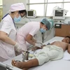 Chăm sóc cho bệnh nhi mắc bệnh sốt xuất huyết tại Bệnh viện Bệnh Nhiệt đới Thành phố Hồ Chí Minh. (Nguồn: TTXVN)
