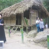 Nghe giới thiệu lịch sử tại lán Nà Nưa. (Nguồn: thainguyen.edu.vn)