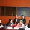 Bộ trưởng Hoàng Tuấn Anh và Đại sứ Lê Linh Lan (đứng sau) chứng kiến lễ ký Thỏa thuận hợp tác văn hóa Mexico-Việt Nam tại Mexico City. (Ảnh: Việt Hòa/Vietnam+) 