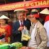 Khách tham quan gian hàng Việt Nam tại hội chợ. (Ảnh: Duy Trinh/Vietnam+)