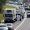 Chiếc xe tải chở thi thể người di cư đang phân hủy trong chiếc xe tải trên con đường cao tốc ở Áo. (Nguồn: AFP) 