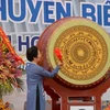 Phó Chủ tịch nước Nguyễn Thị Doan đánh trống khai giảng năm học mới 2015-2016. (Ảnh: Nguyễn Chinh/TTXVN) 