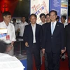 Thủ tướng Nguyễn Tấn Dũng thăm khu trưng bày các ấn phẩm và giới thiệu về 70 năm TTXVN. (Ảnh: Đức Tám/TTXVN) 
