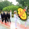 Đoàn đại biểu lãnh đạo Đảng, Nhà nước đặt vòng hoa tại Đài tưởng niệm các Anh hùng liệt sỹ. (Ảnh: An Đăng/TTXVN) 
