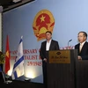 Bộ trưởng Bảo vệ Môi trường Israel Avi Gabbay và Đại sứ Việt Nam Tạ Duy Chính tại lễ kỷ niệm Quốc khánh. (Ảnh: Trung Kiên/Vietnam+) 