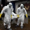 Nhân viên y tế thuộc tổ chức phi Chính phủ Croix Rouge chuyển thi thể nạn nhân Ebola ở Monrovia, Liberia ngày 29/9/2014. (Nguồn: AFP/TTXVN)