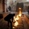 Một người Palestine đốt lửa khi đụng độ với cảnh sát Israel tại thánh đường Al-Aqsa. (Nguồn: Reuters)