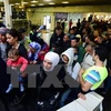 Người di cư chờ đợi các chuyến tàu để tới Áo và Đức tại nhà ga Eastern Keleti ở Budapest, Hungary. (Nguồn: AFP/TTXVN